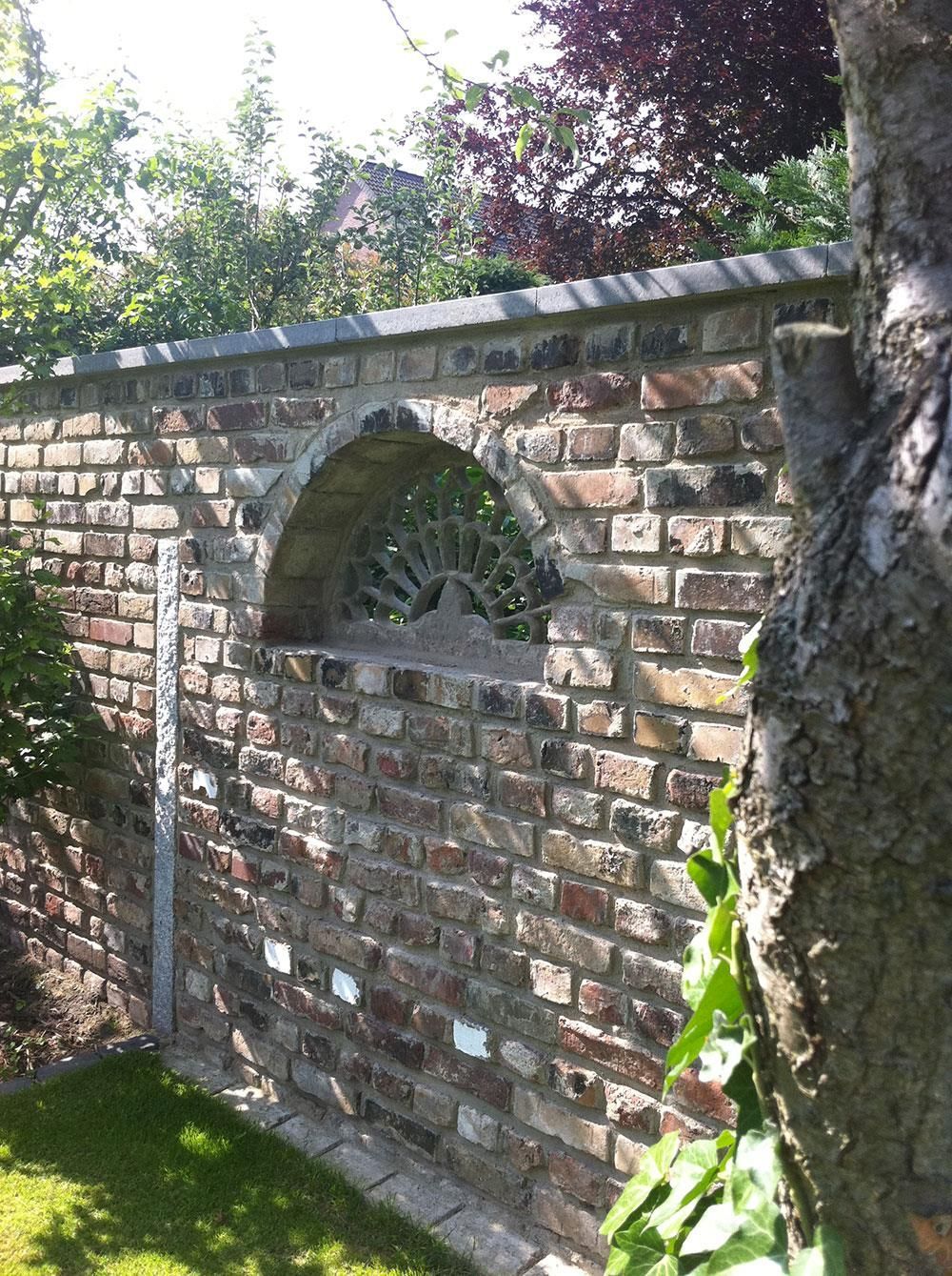 Eine Ziegelwand mit einem Fenster in der Mitte