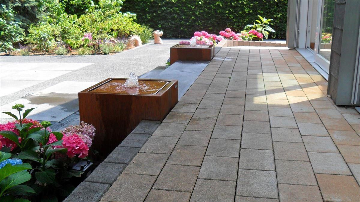 Ein Ziegelweg mit einem Brunnen in der Mitte