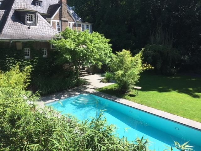 Ein großes Haus mit einem Swimmingpool davor