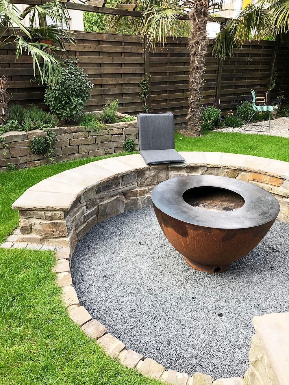 In der Mitte des Gartens befindet sich eine Feuerstelle.