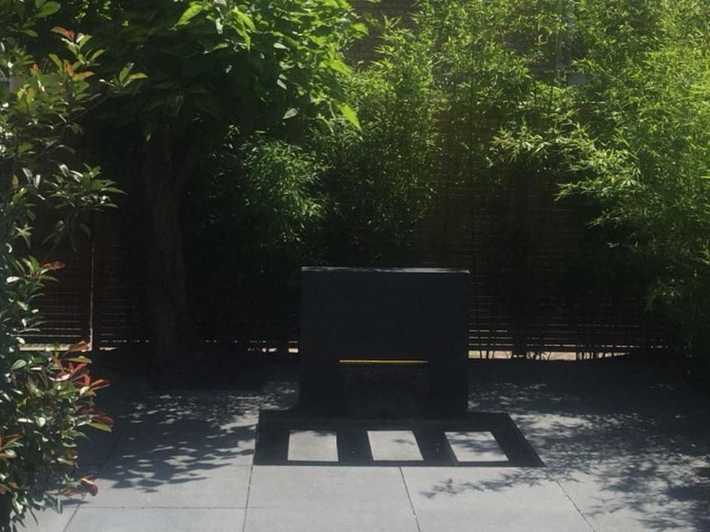 Der Schatten eines Stuhls wird auf einen gefliesten Boden geworfen