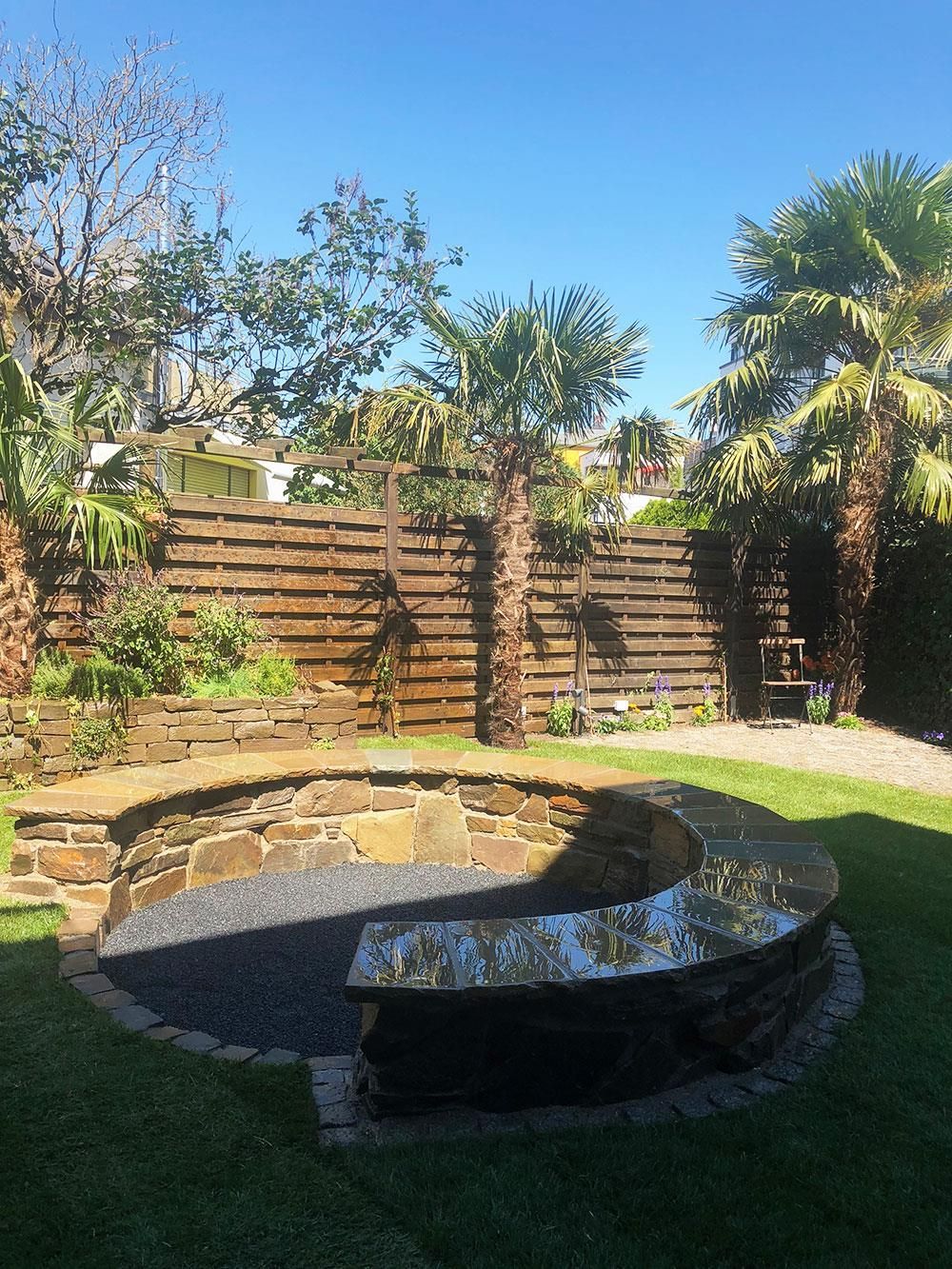 In der Mitte des Hofes befindet sich eine Feuerstelle.