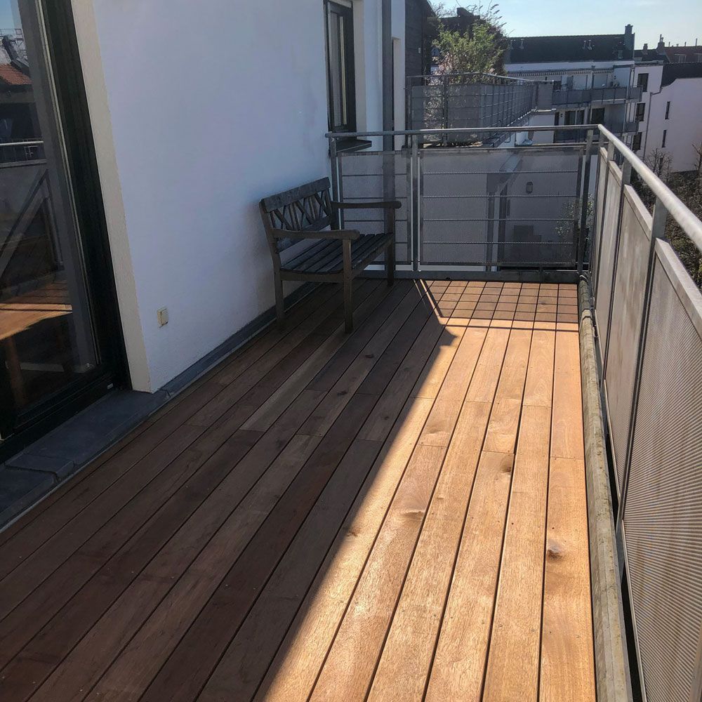 Ein Holzdeck mit einer Bank darauf