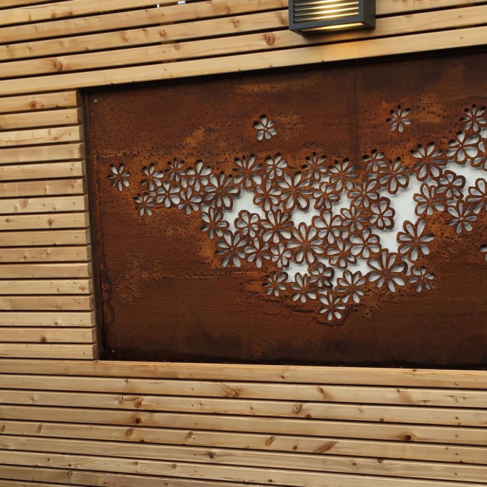 Eine Holzwand mit einem Blumenmuster darauf