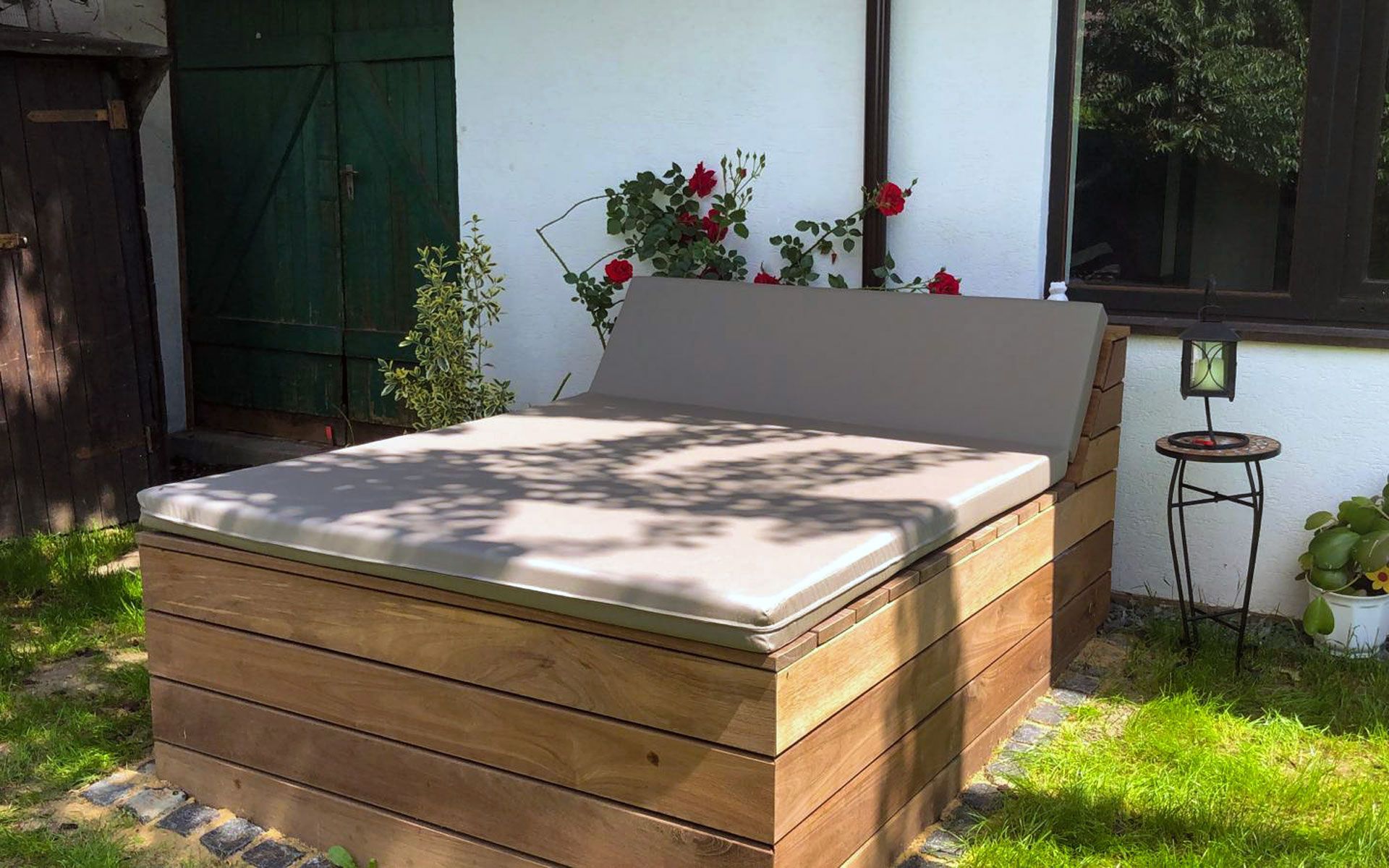 Eine Holzkiste mit einem Kissen darauf