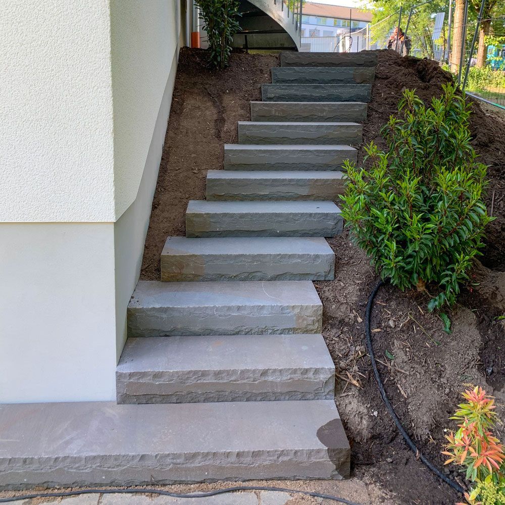 Eine Treppe, die zu einem weißen Gebäude führt