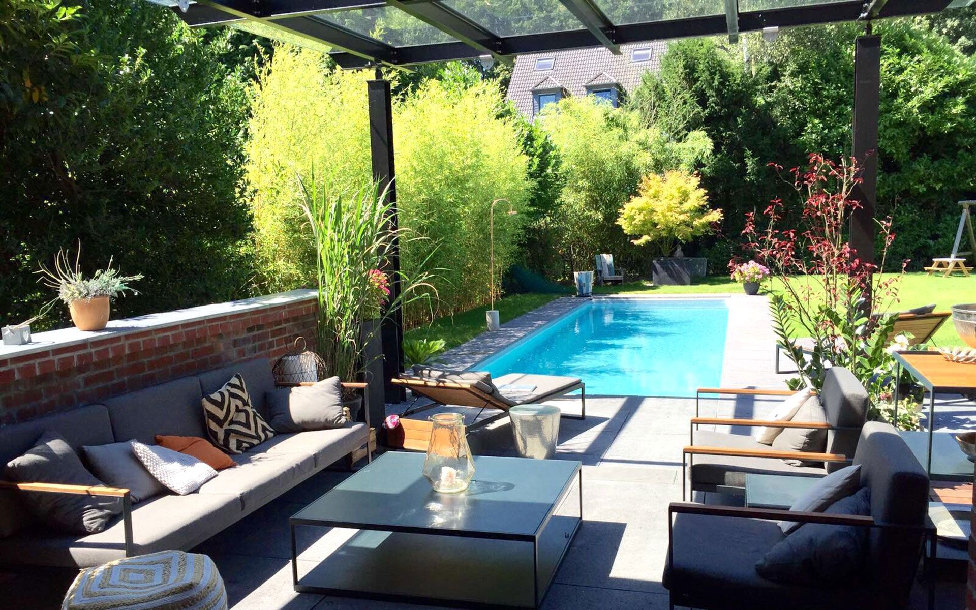 Eine Terrasse mit einem Swimmingpool im Hintergrund