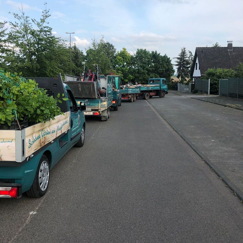 Eine Reihe von Lastwagen parkt am Straßenrand