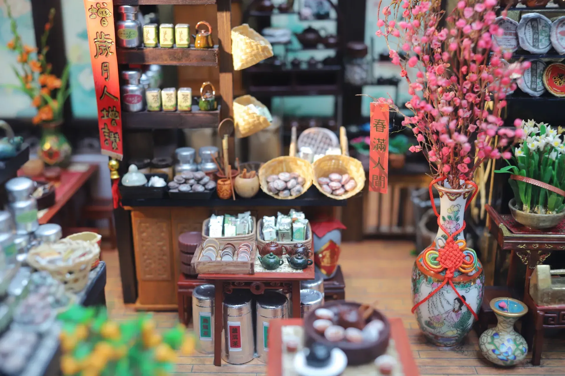 Una tienda llena de muchos artículos y flores.