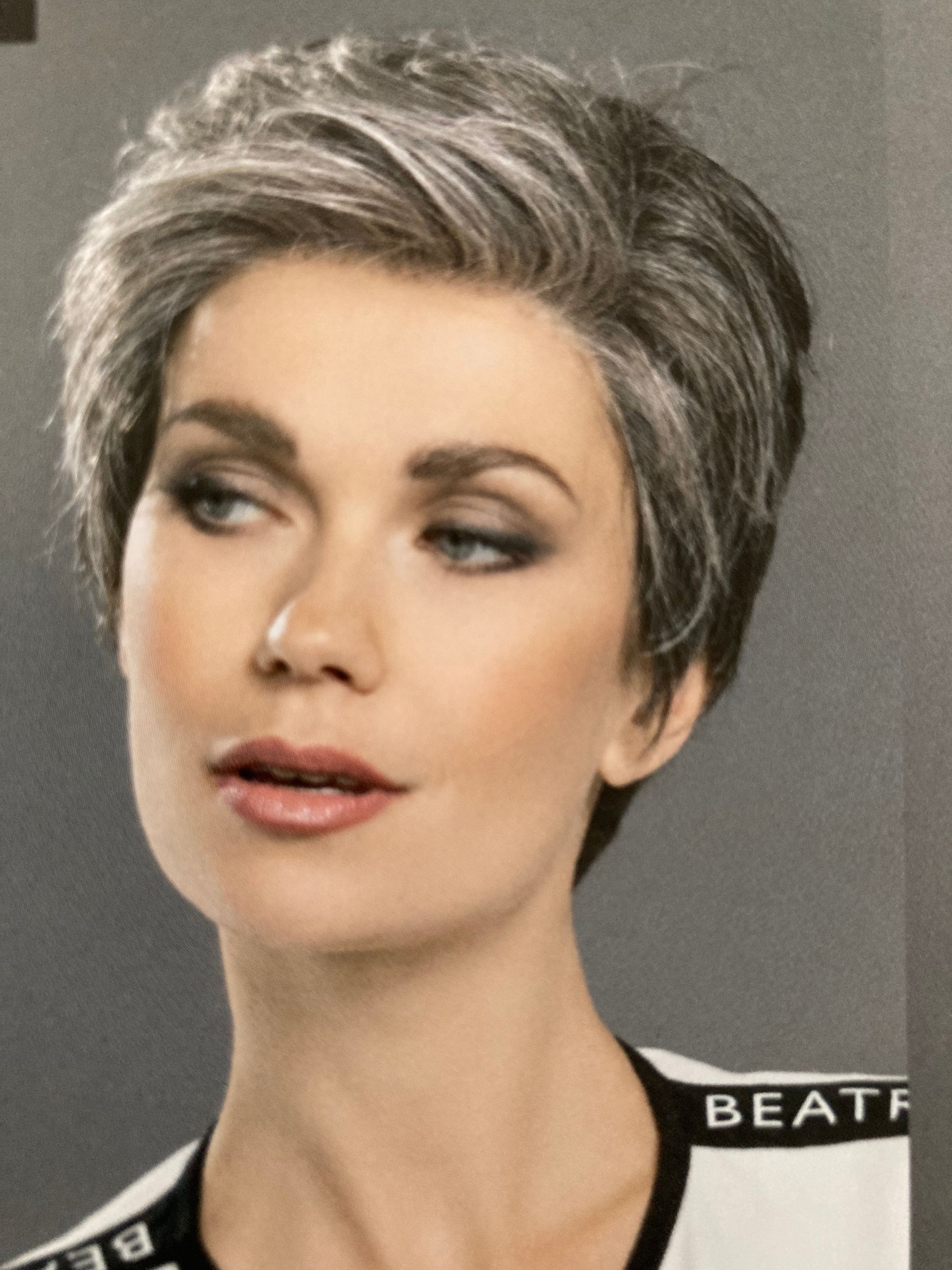 Perruque femme noire et blanche