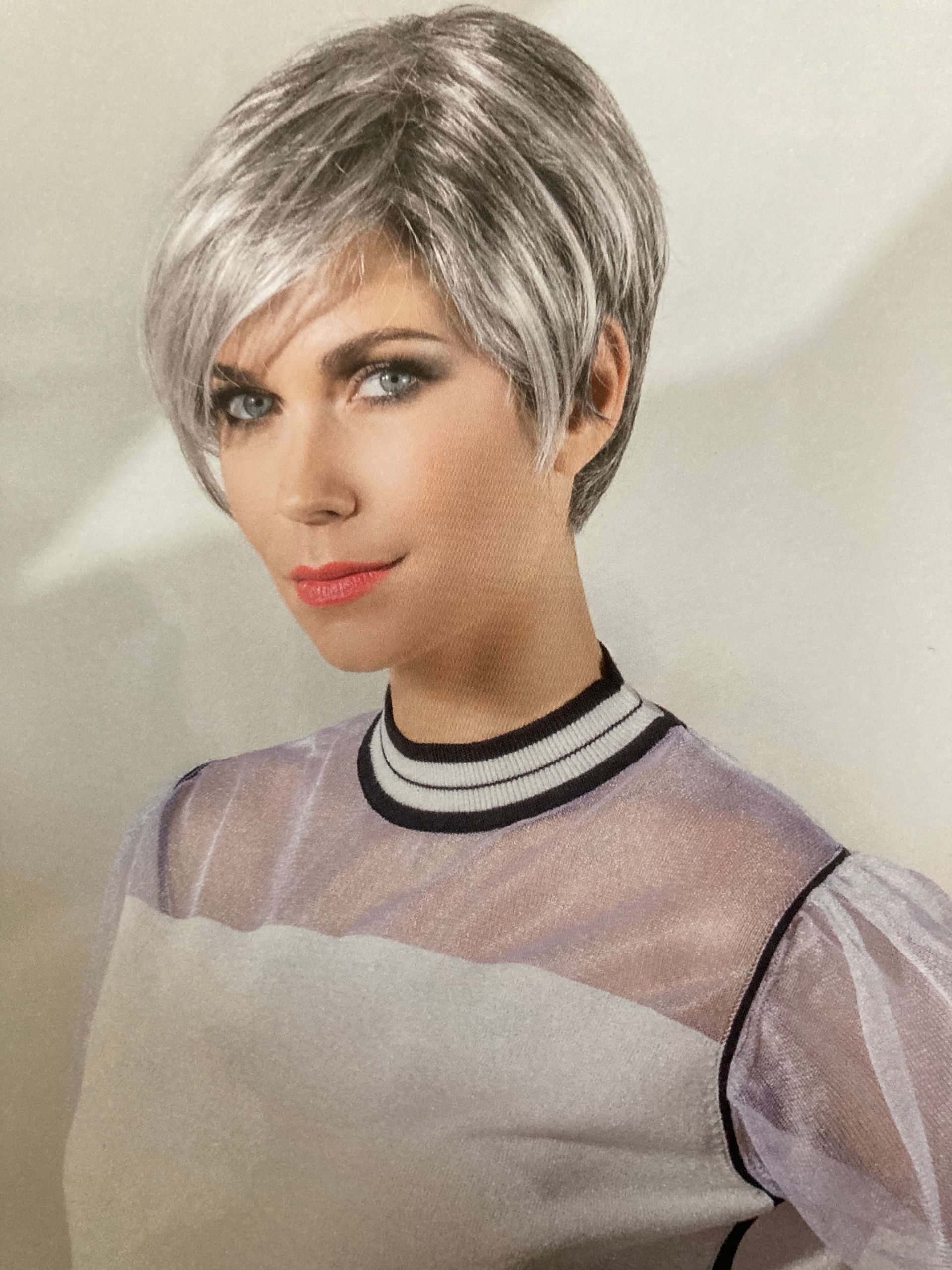 Perruque femme courte avec mèches platines