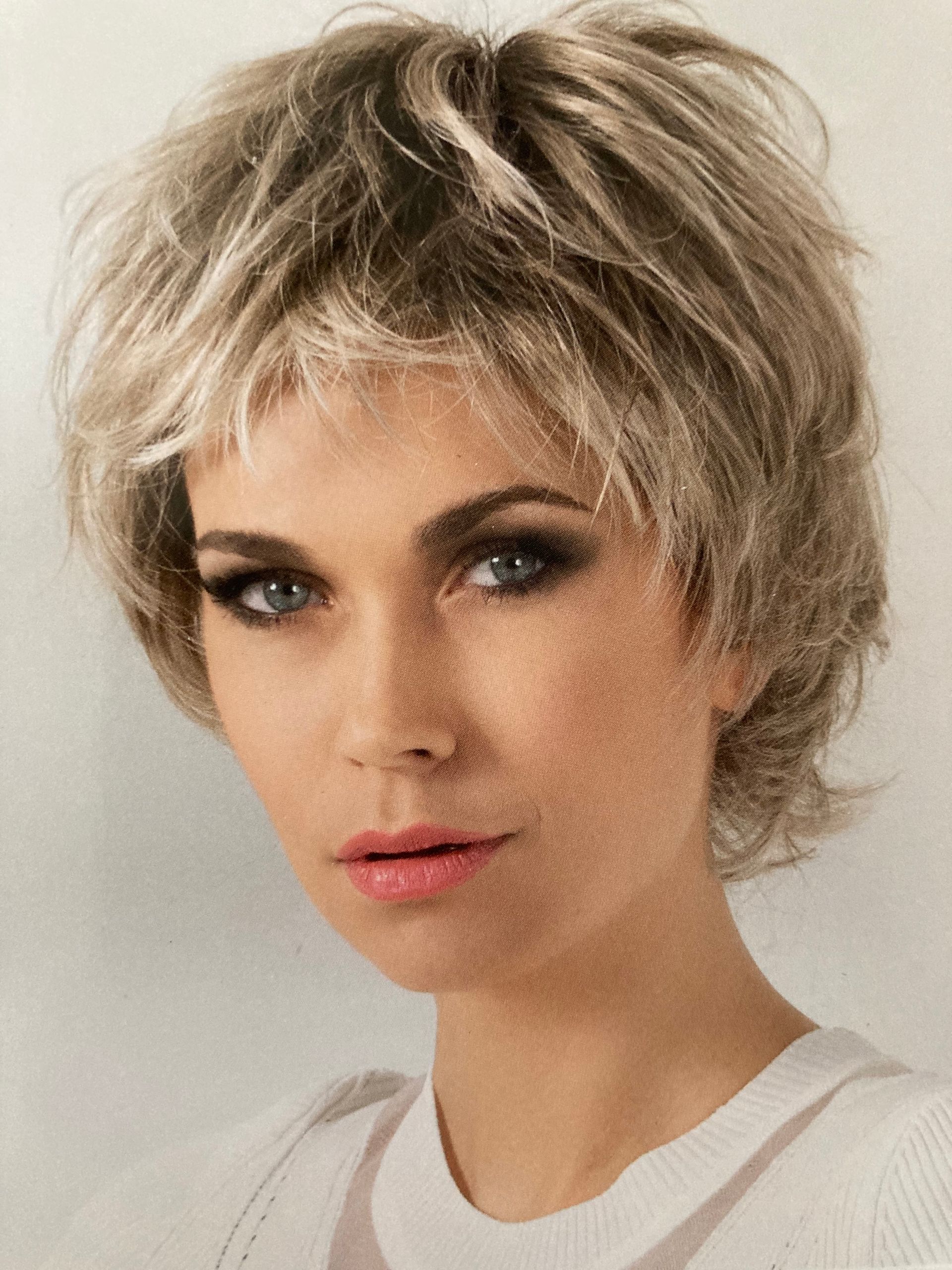 Perruque femme courte blonde