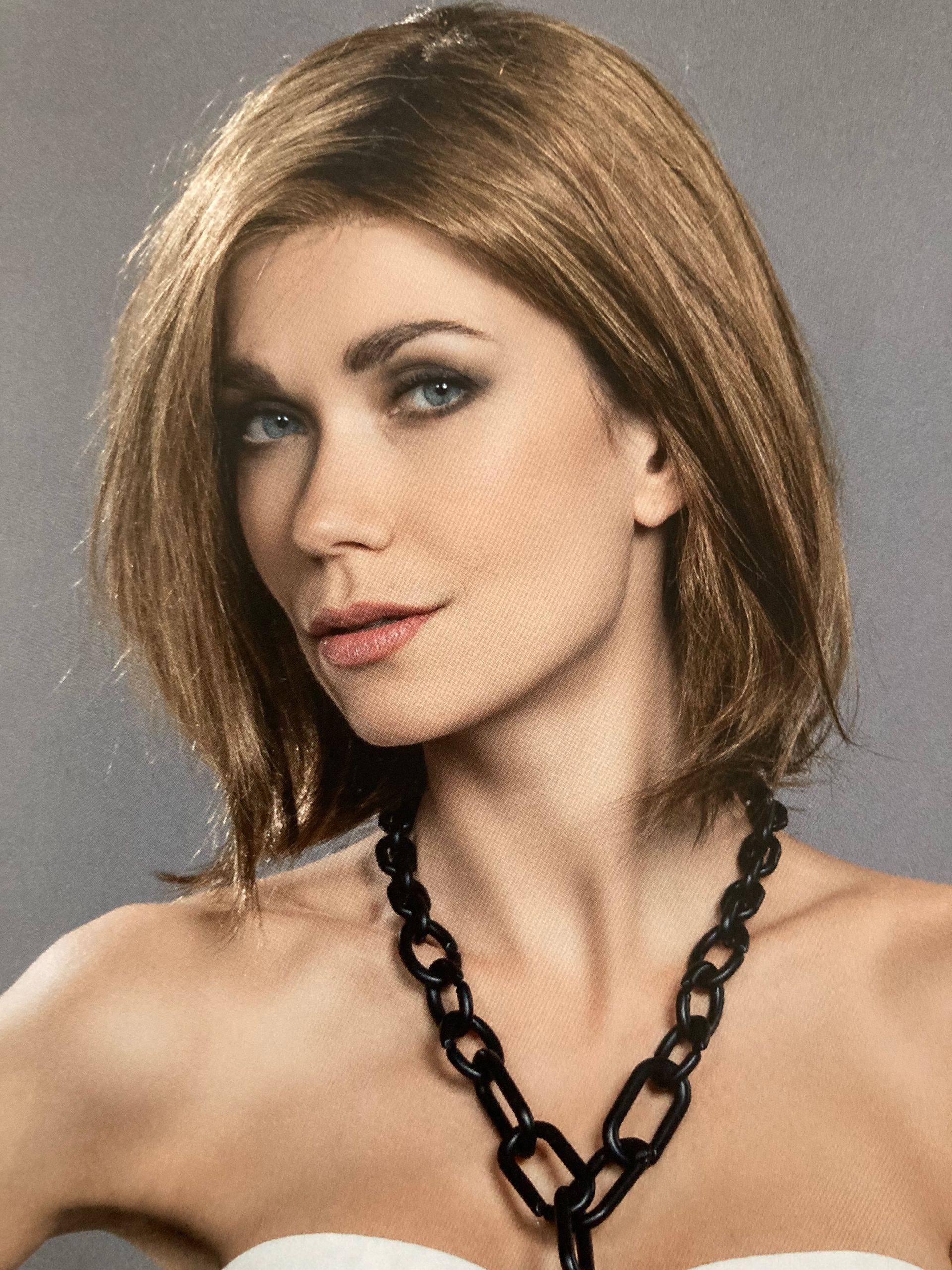 Perruque femme avec mèches blondes