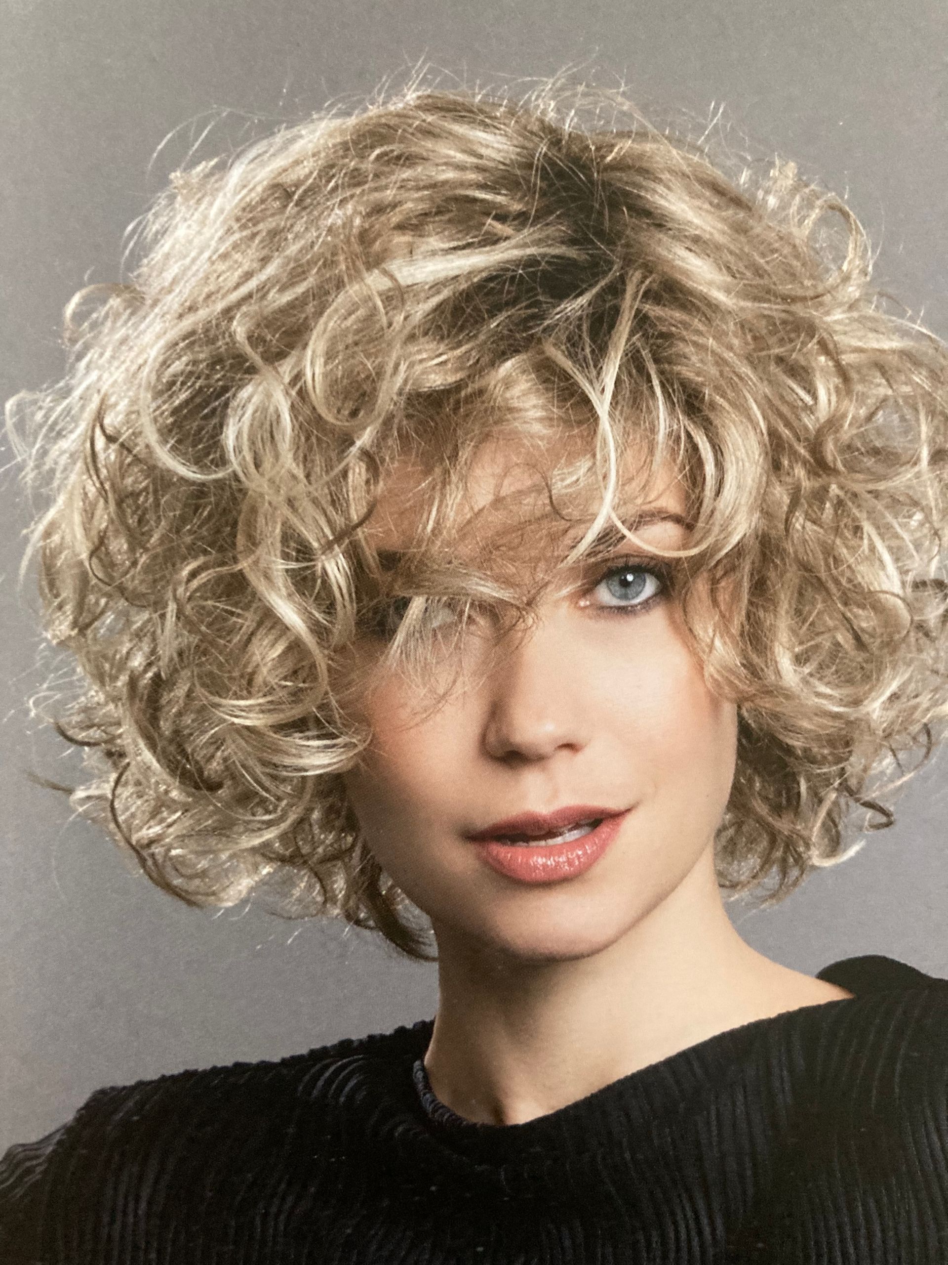 Perruque femme frisée