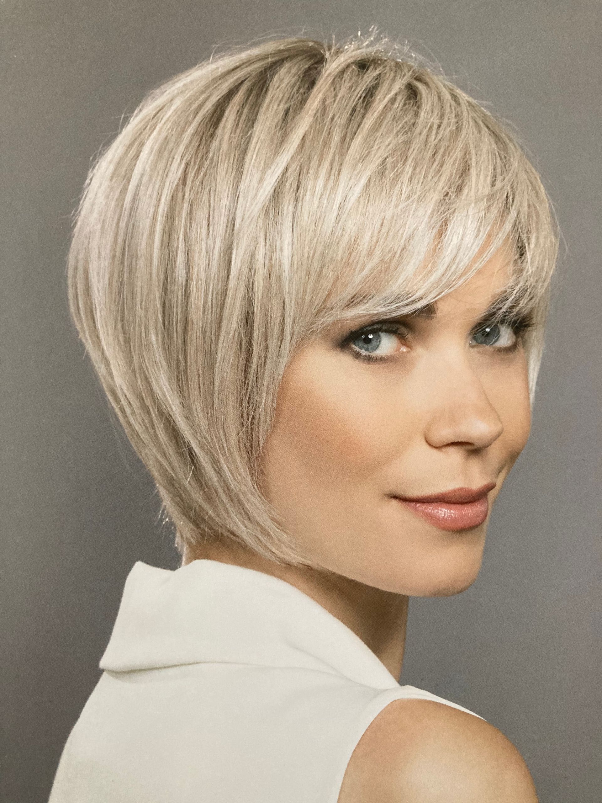 Perruque courte couleur platine pour femme