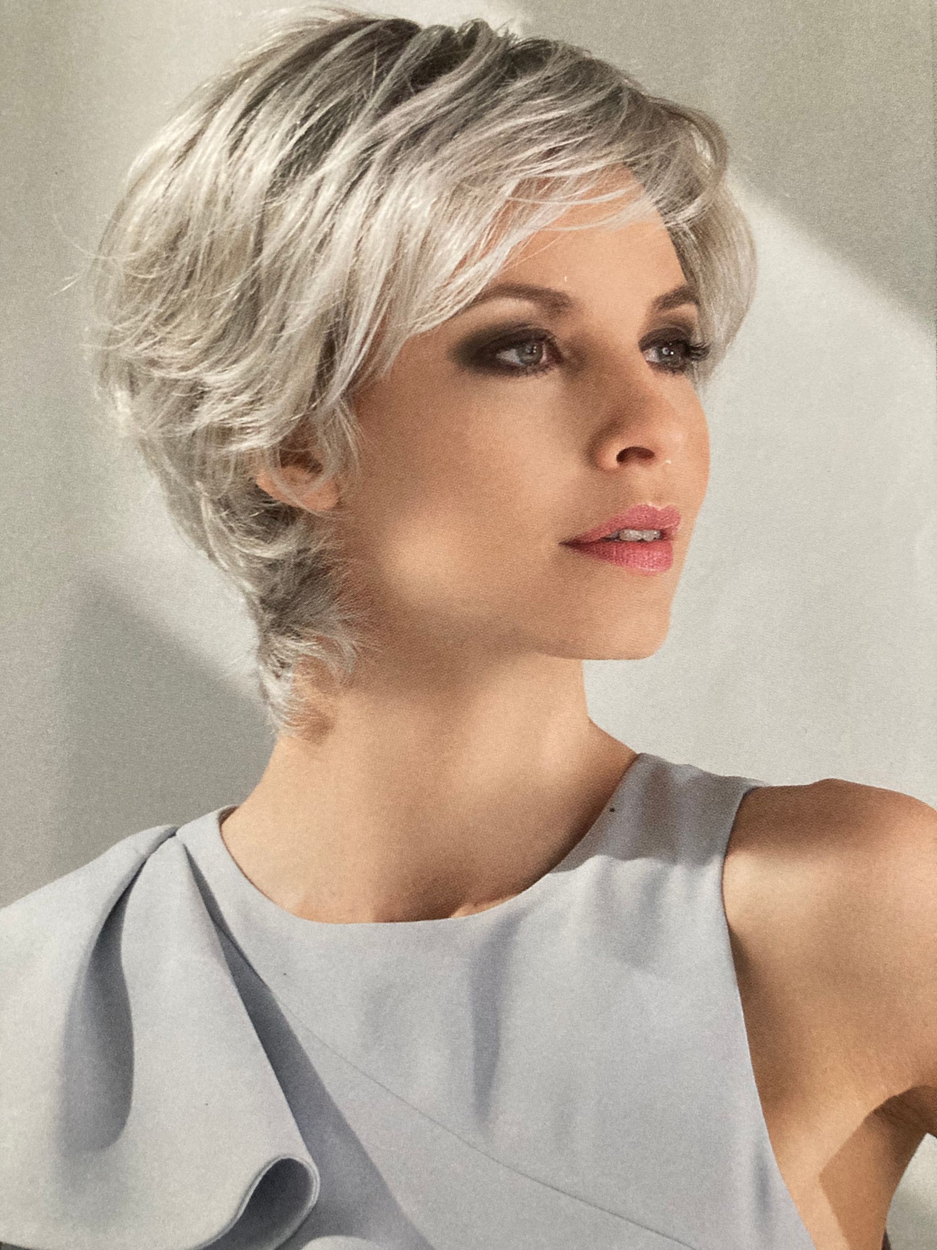 Perruque courte couleur platine femme