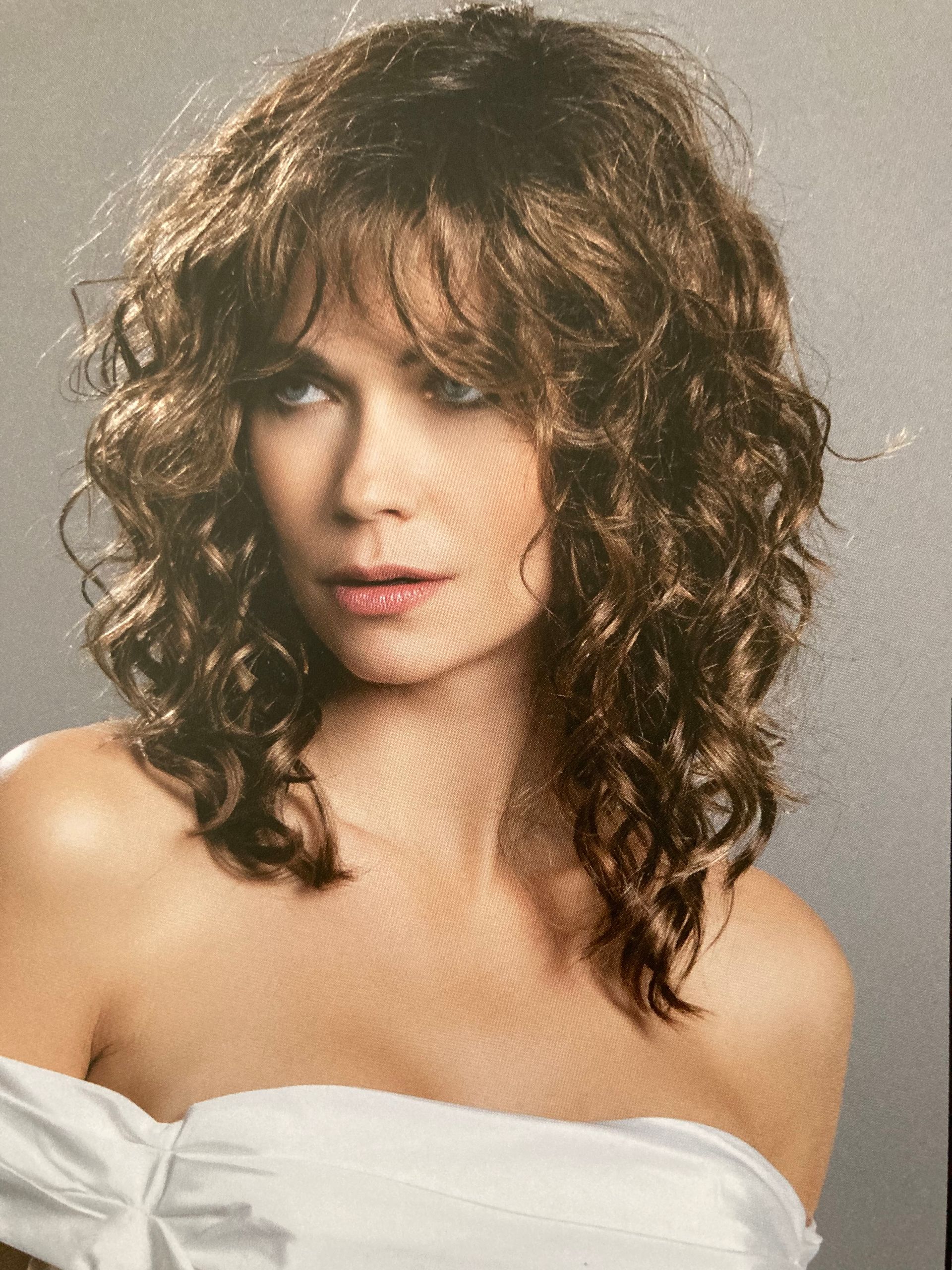 Perruque longue bouclée chatain femme