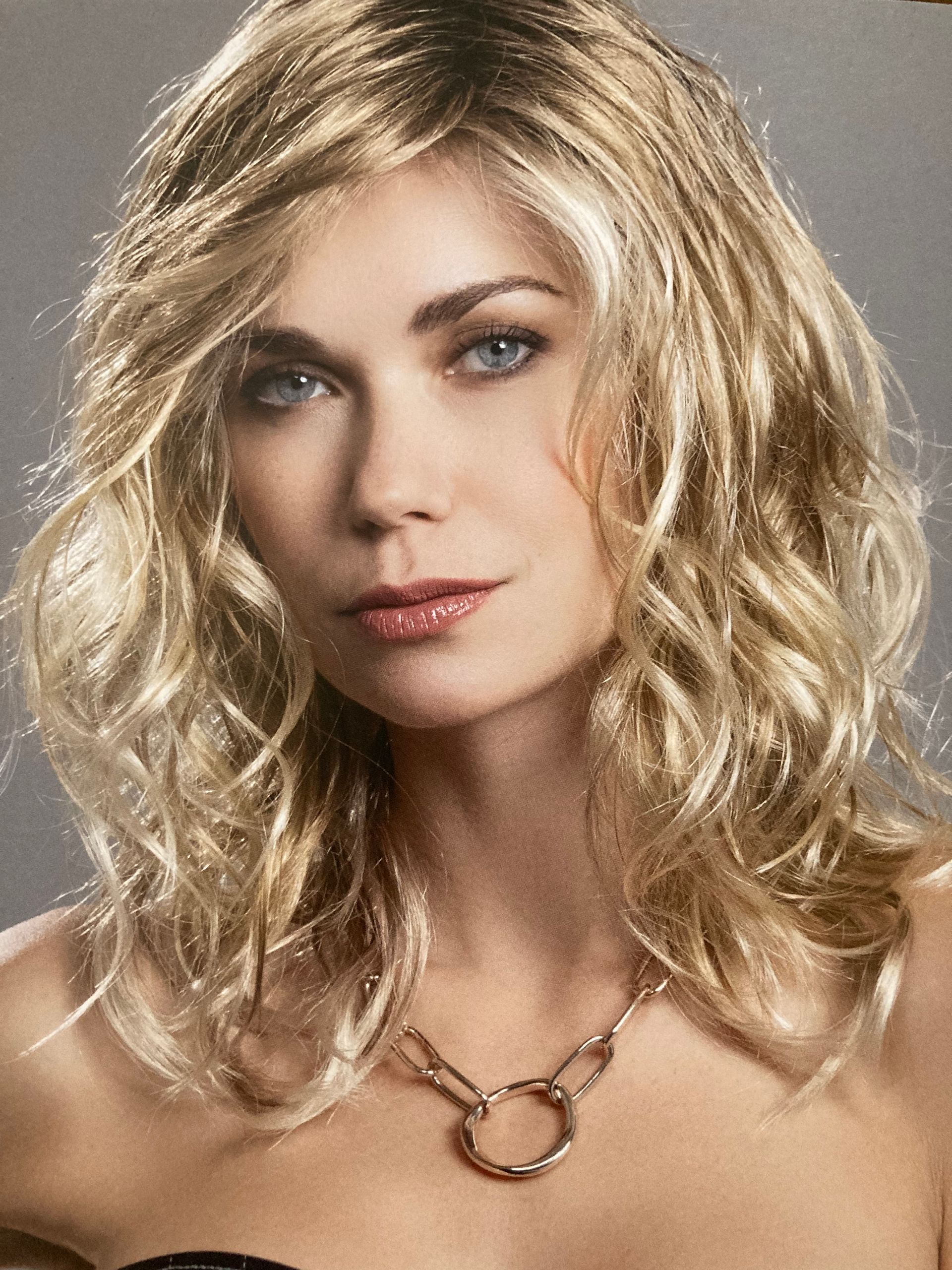 Perruque femme blonde ondulée