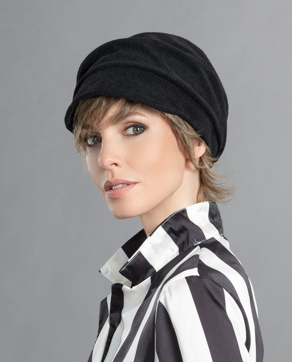 Femme avec turban noir