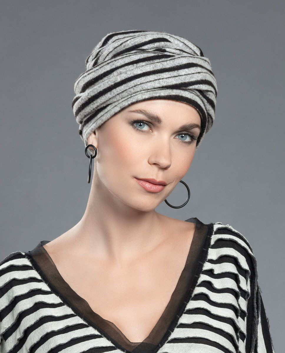 Femme avec turban noir et blanc