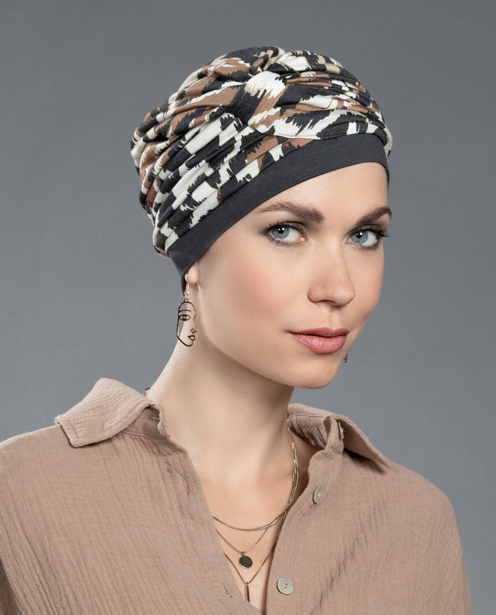 Femme avec turban multicolore