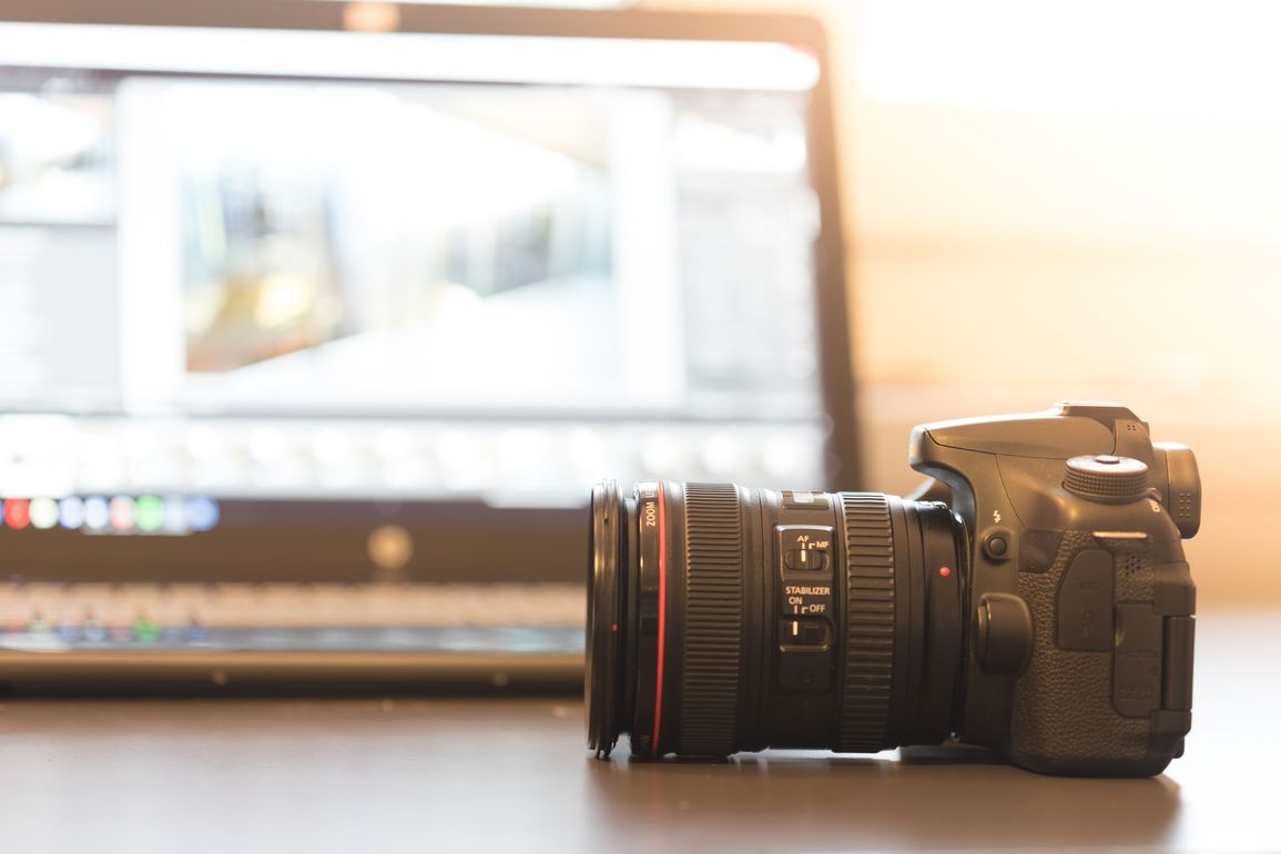 Appareil photo devant un ordinateur