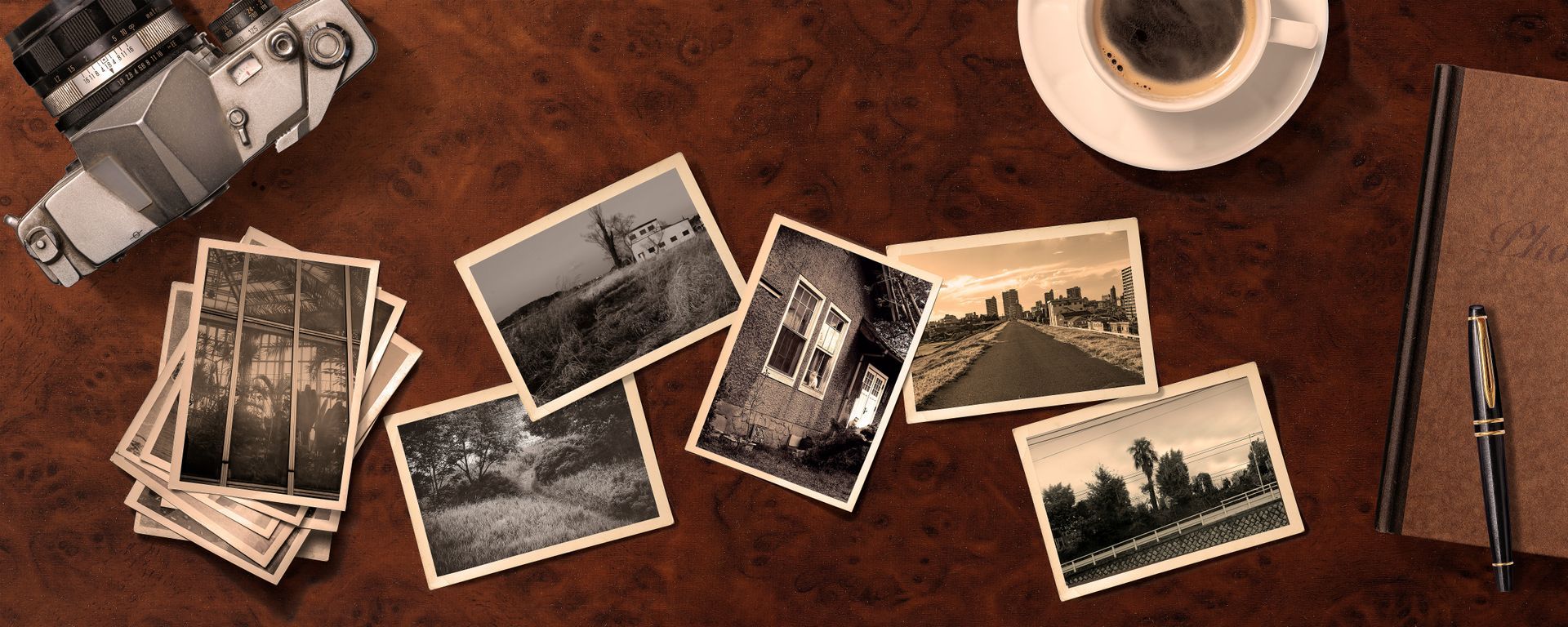 Des photos prises à l'argentique sur une table en bois