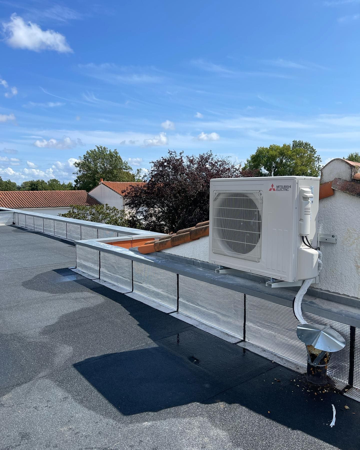 Sortie de pompe à chaleur sur un toit