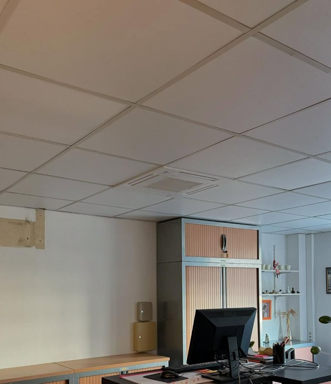 Grille d'une VMC dans un petit bureau