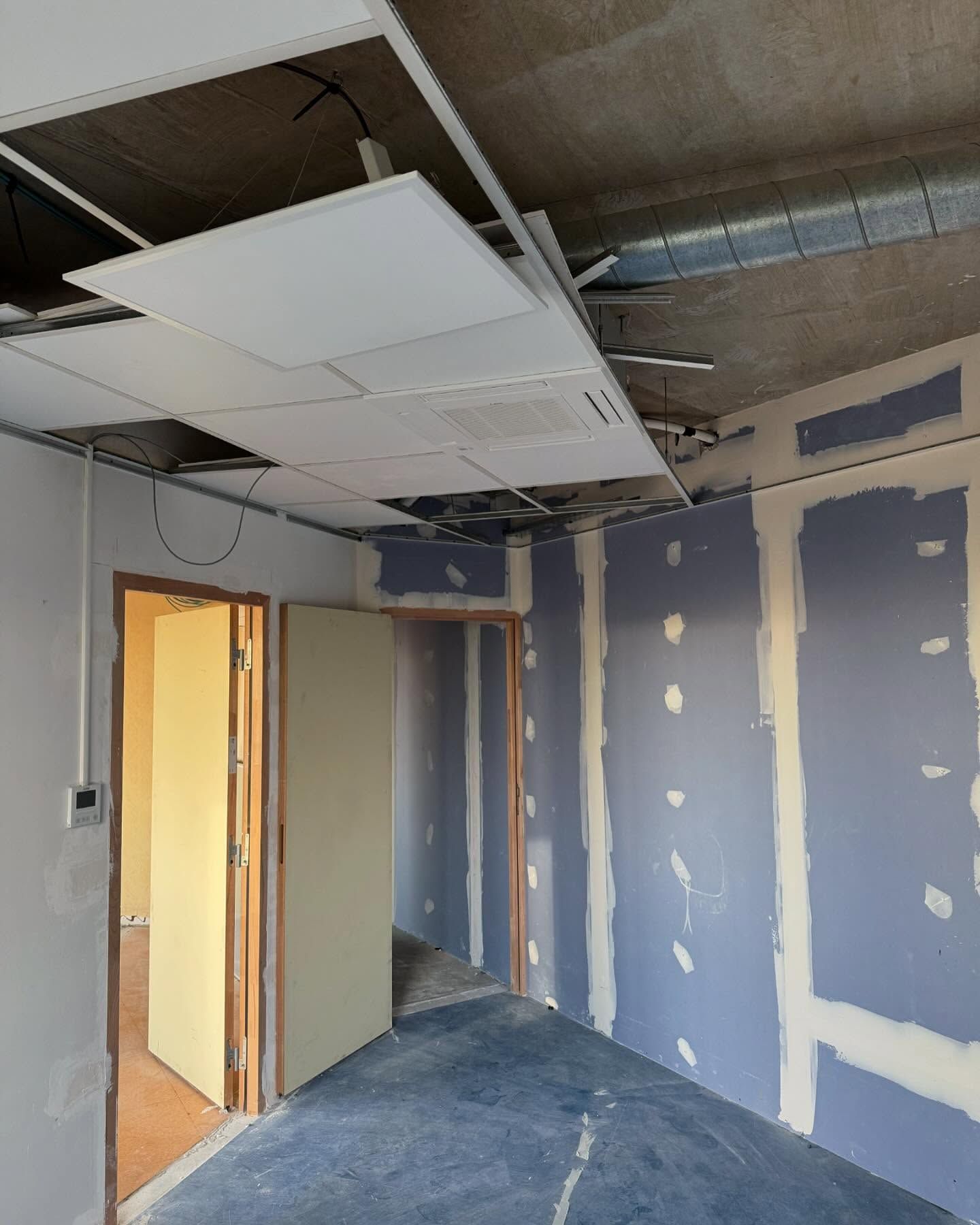 Conduit de ventilation sous un faux plafond