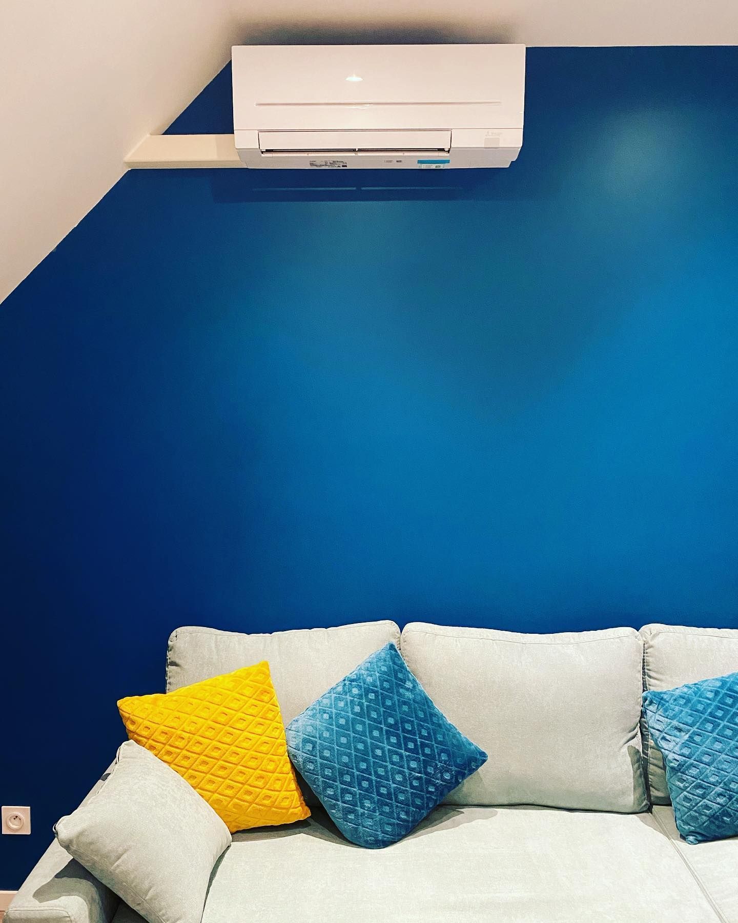 Climatisation réversible posée sous la pente d'un toit