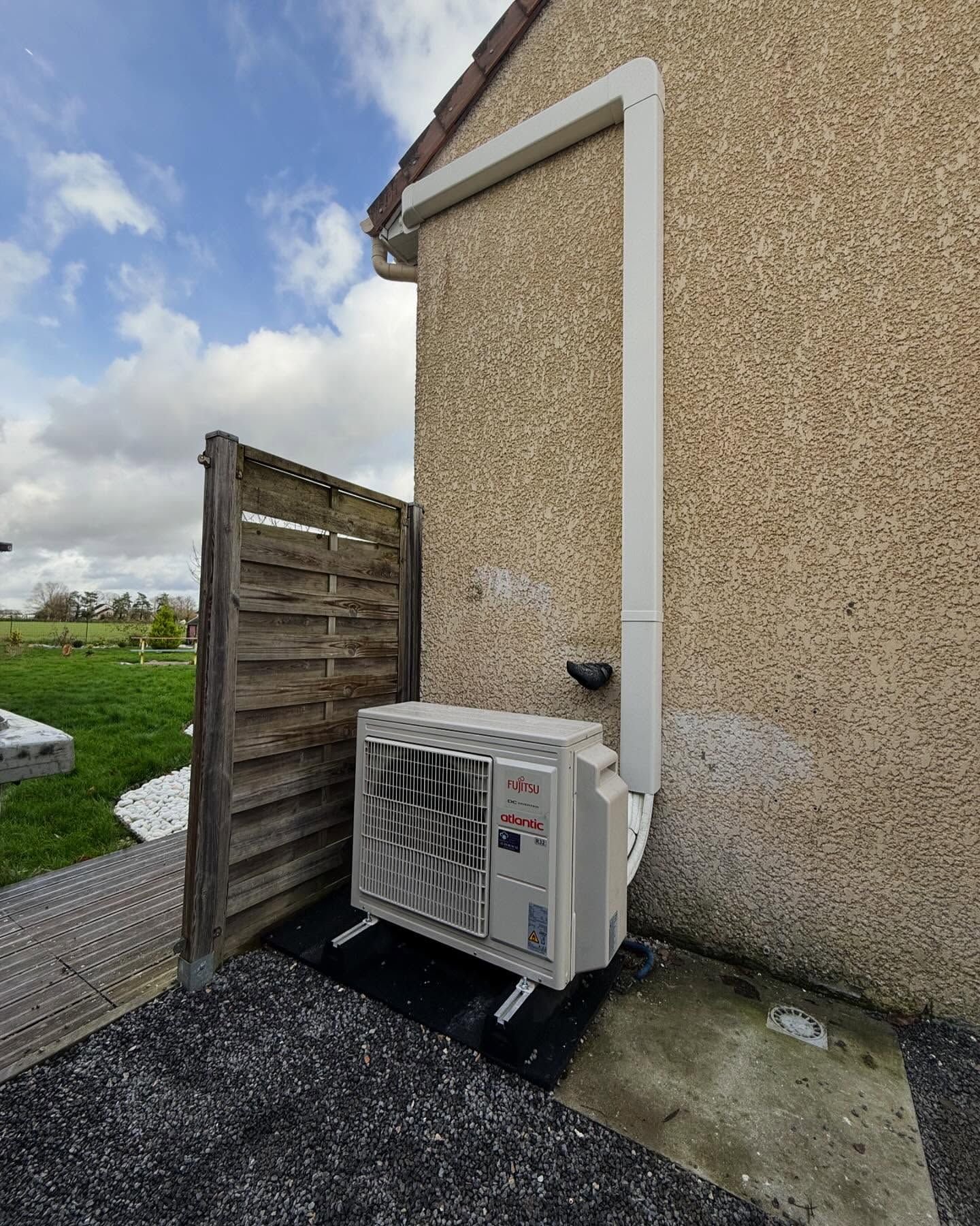 Sortie de pompe à chaleur le long d'un mur de maison