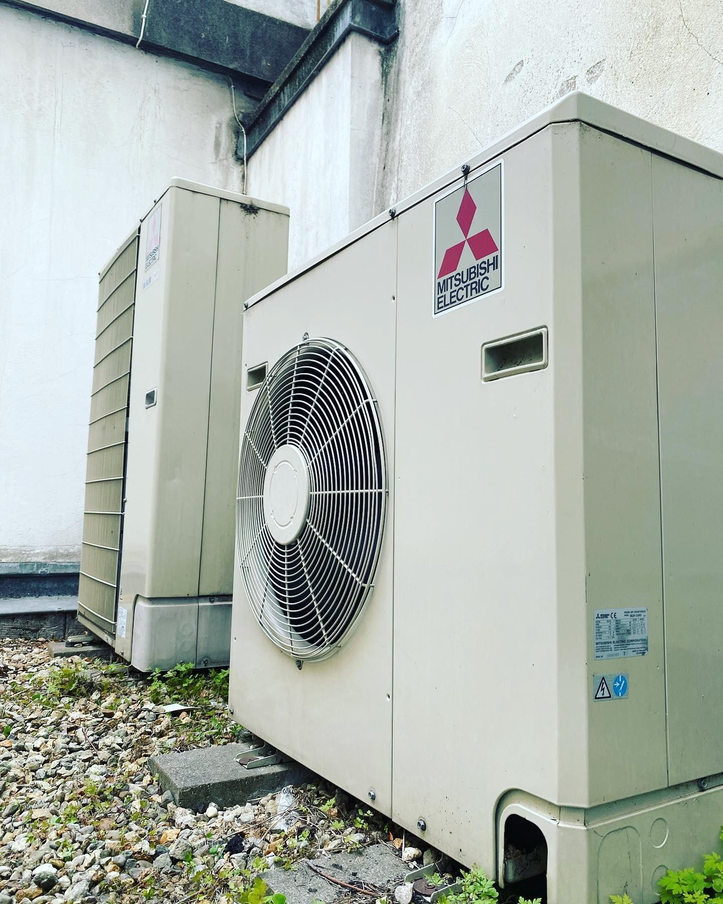 Sortie de pompe à chaleur le long d'un mur