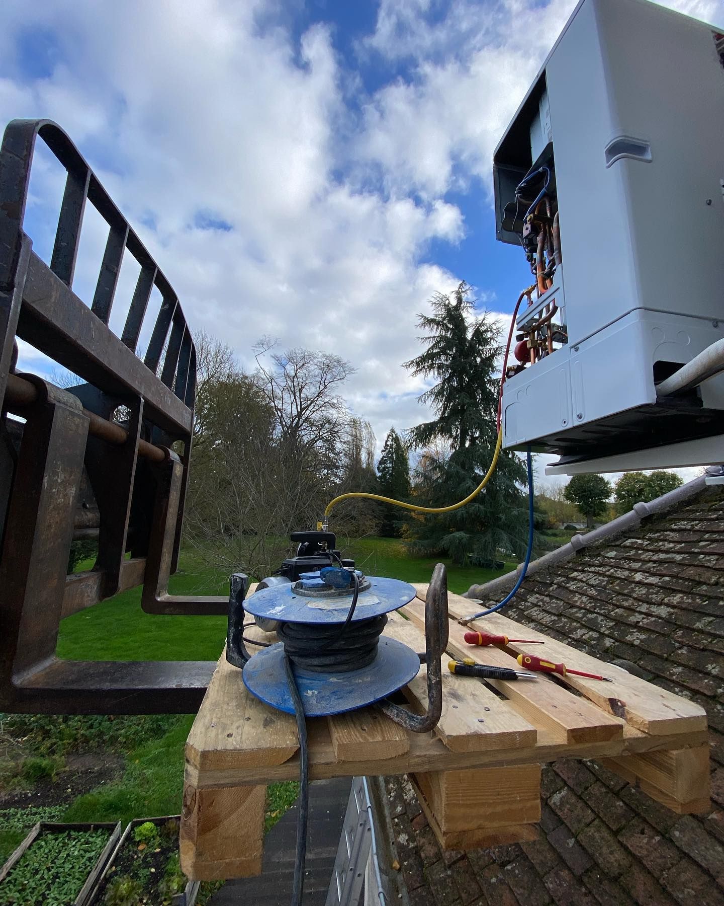 Bloc de ventilation d'une pompe à chaleur raccordé au courant électrique
