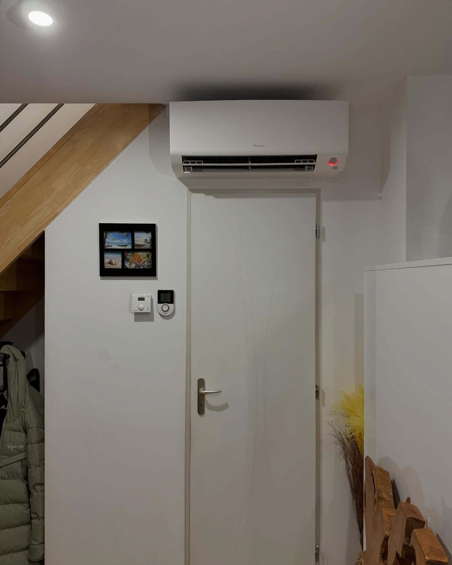 Bloc de climatisation sous des escaliers