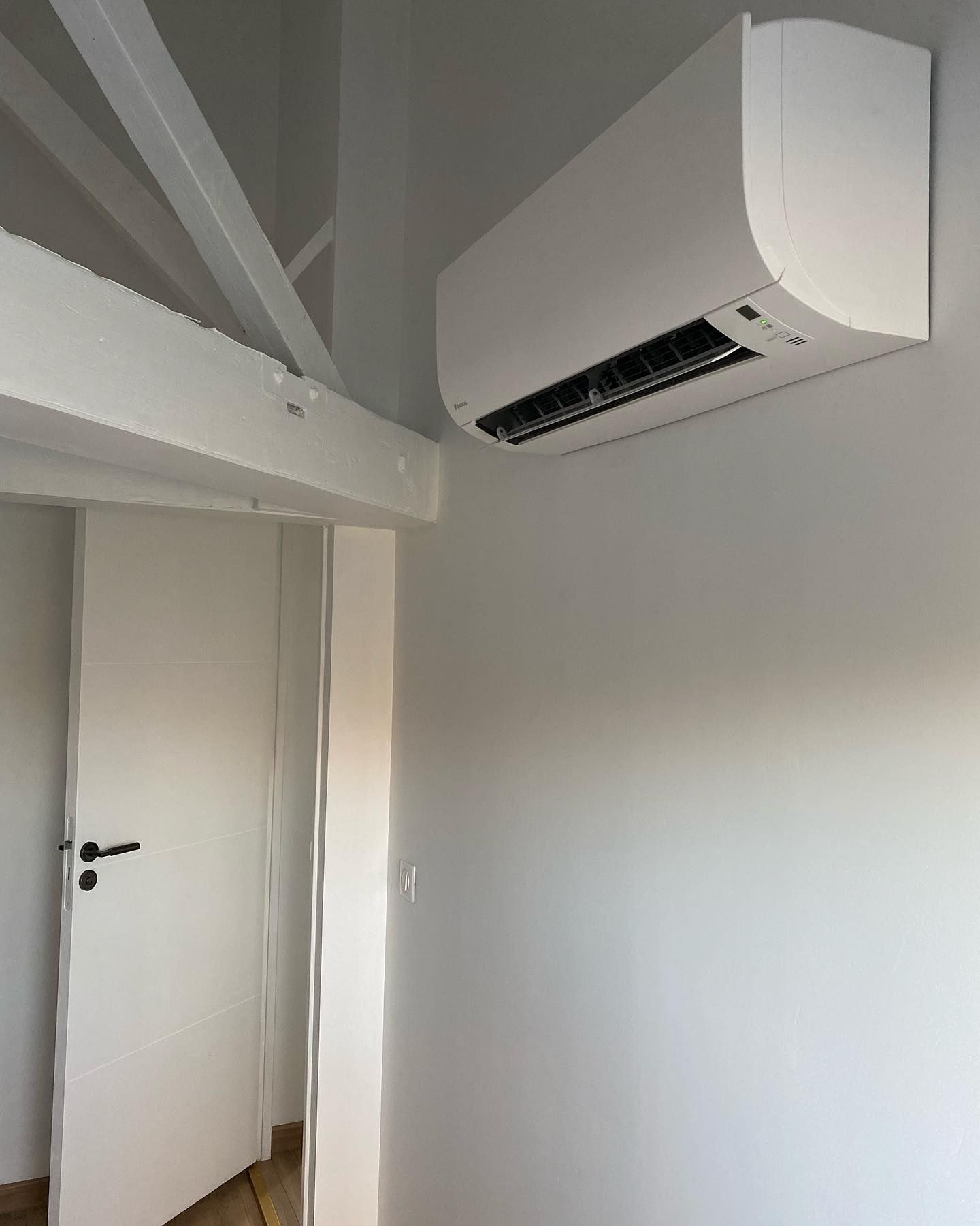 Bloc de climatisation sur un mur intérieur