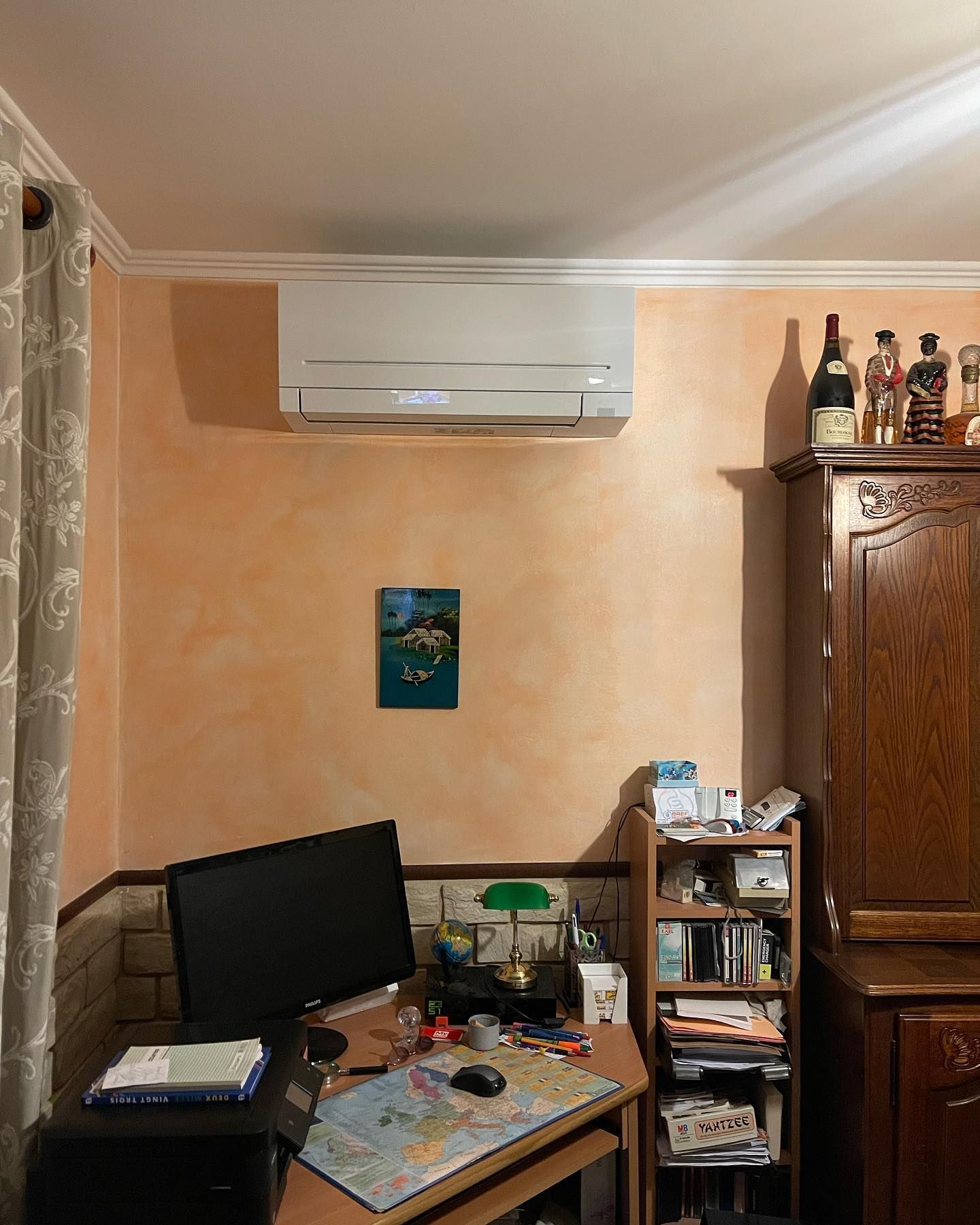 Bloc de climatisation sur un mur intérieur 3