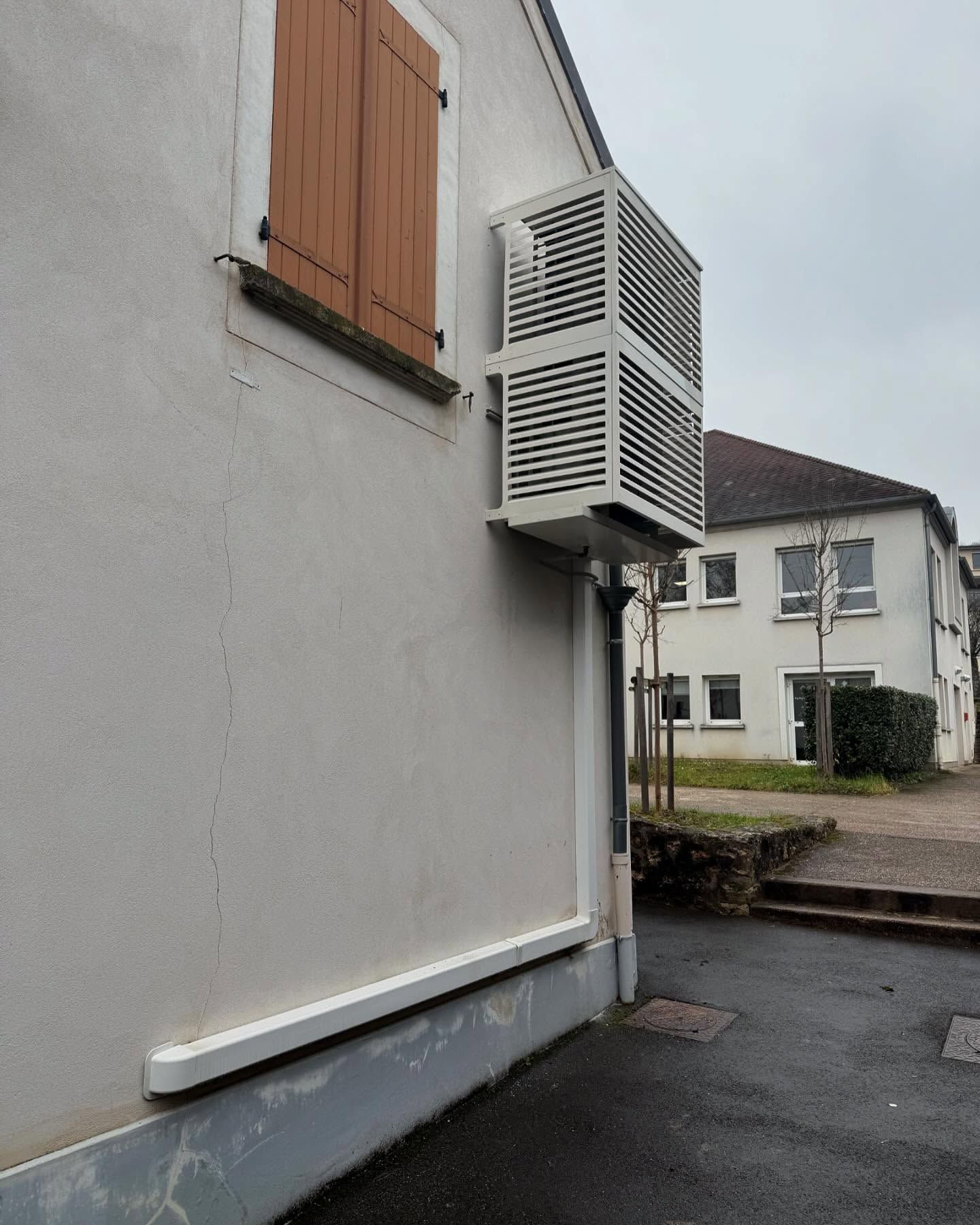 Bloc de ventilation d'une pompe à chaleur coffré en hauteur