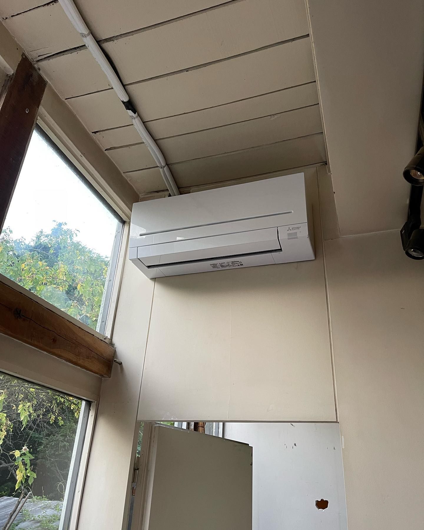 Bloc de climatisation sur un mur intérieur 4