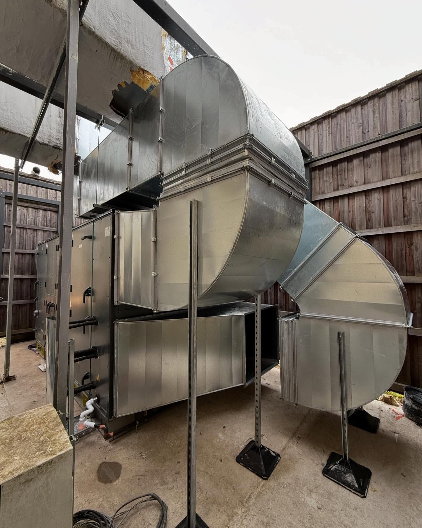 Grande centrale de traitement d'air installée au pied d'un bâtiment