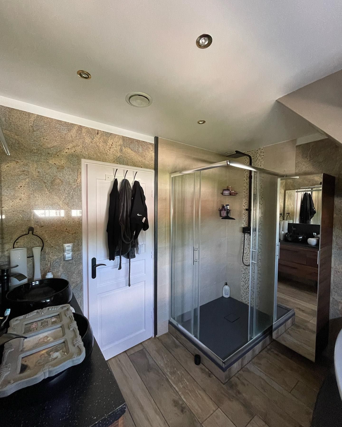 Grille d'une VMC dans une salle de bains