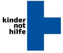 Ein blaues Kreuz mit der Aufschrift „Kinder not Hilfe“.