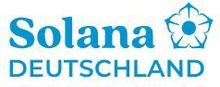 Ein blau-weißes Logo für Solana Deutschland mit einer Blume.