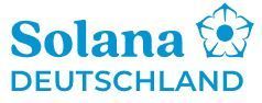 Ein blau-weißes Logo für Solana Deutschland mit einer Blume.