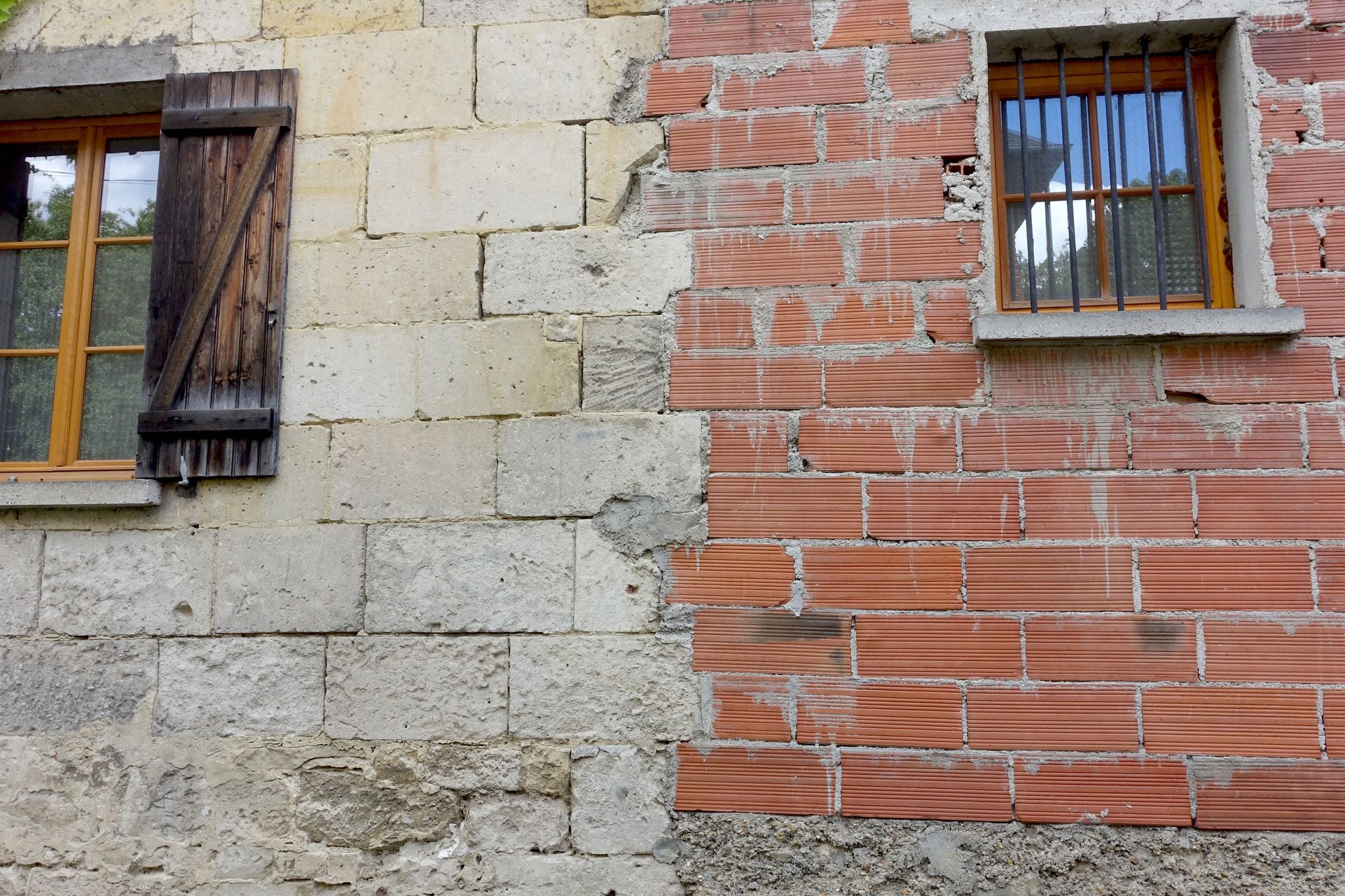 Une façade de maison avec des malfaçons