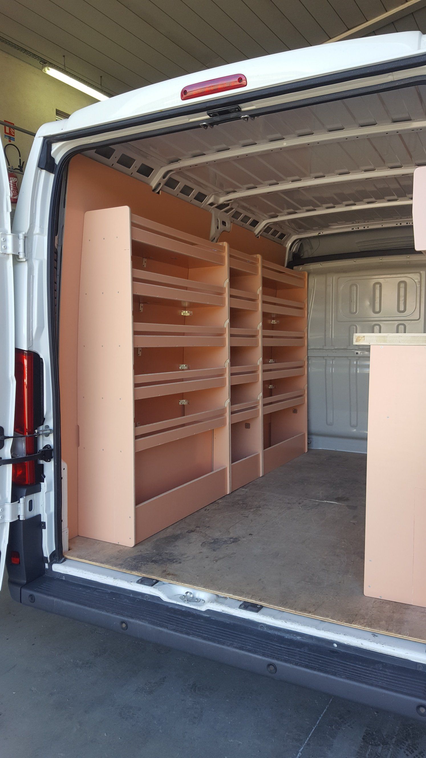 Aménagement fourgon avec étagères