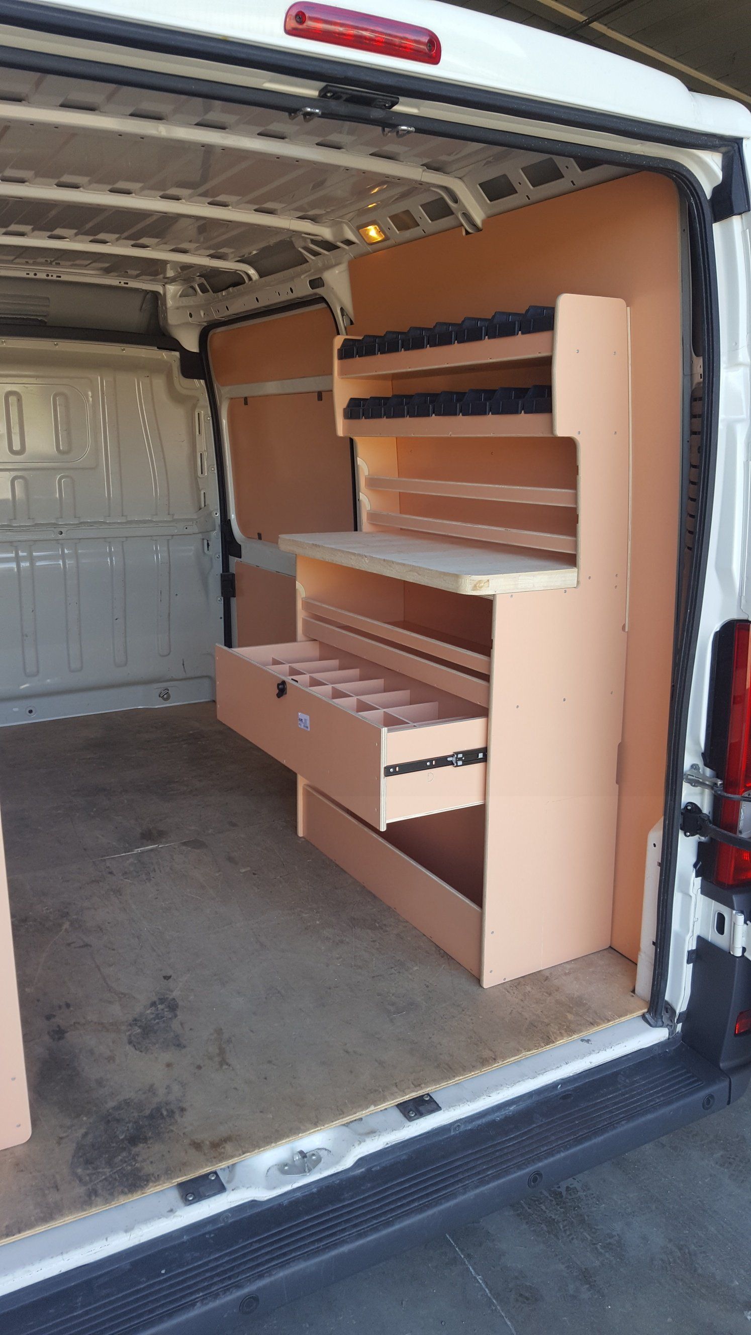 Aménagement fourgon avec tiroir