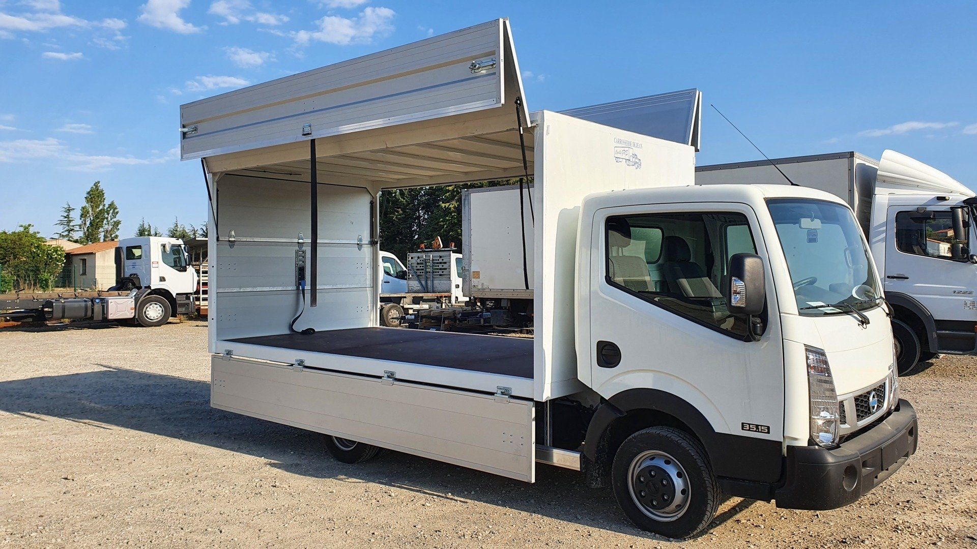 Aménagement véhicule utilitaire avec ouverture des deux côtés