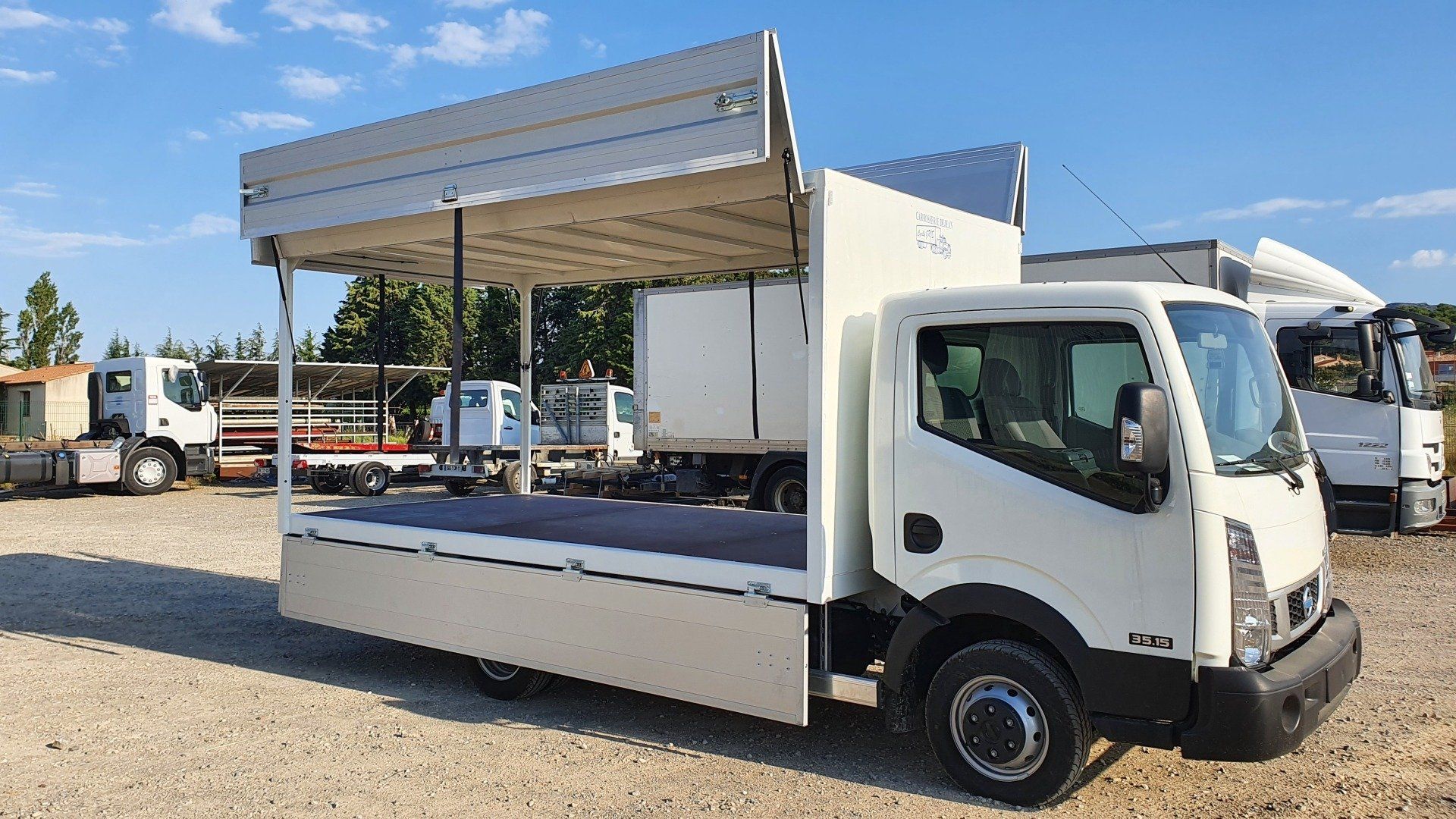 Aménagement véhicule utilitaire avec ouverture des deux côtés par Dejean