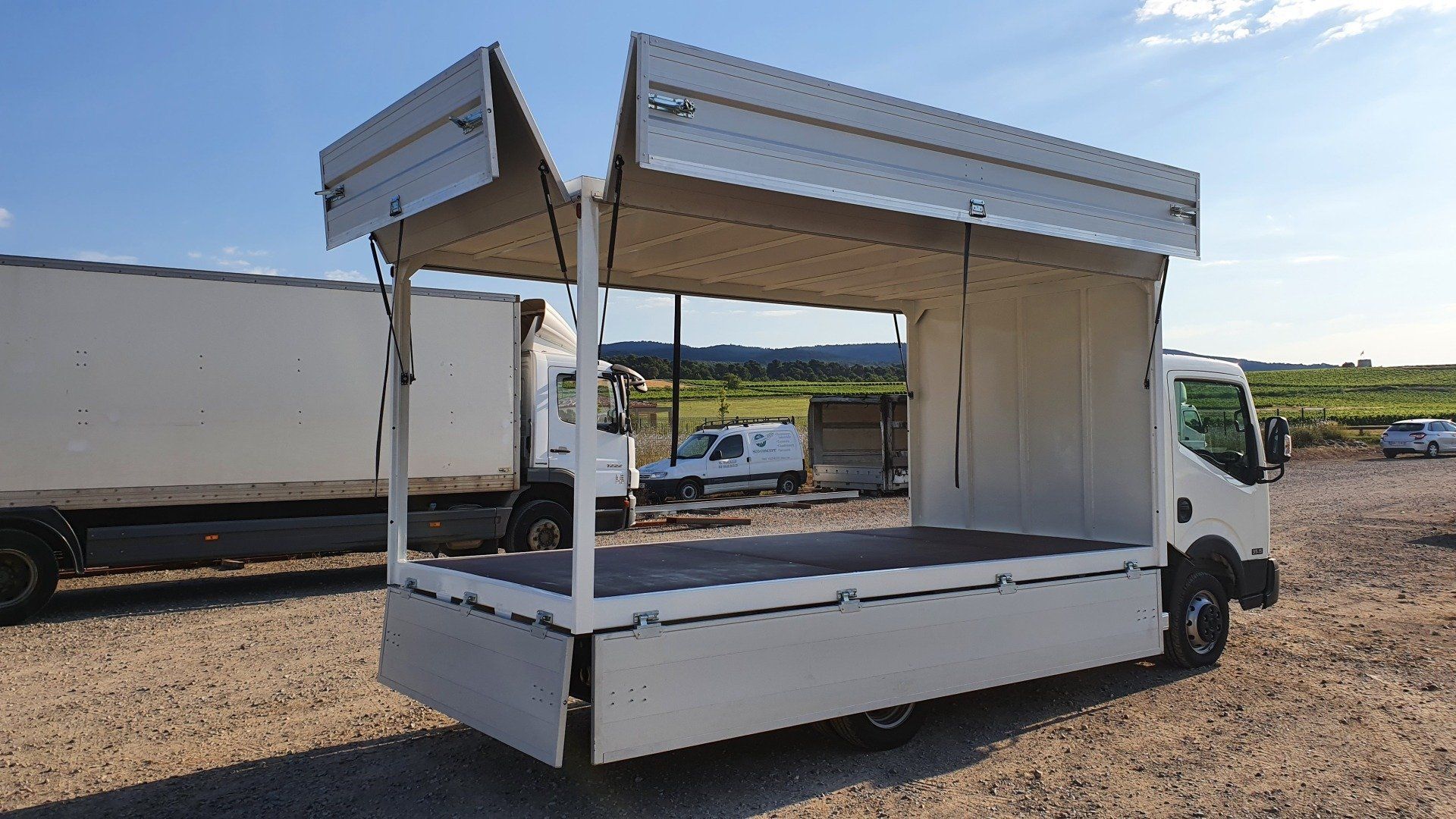 Aménagement remorque avec ouvertures sur tous les côtés